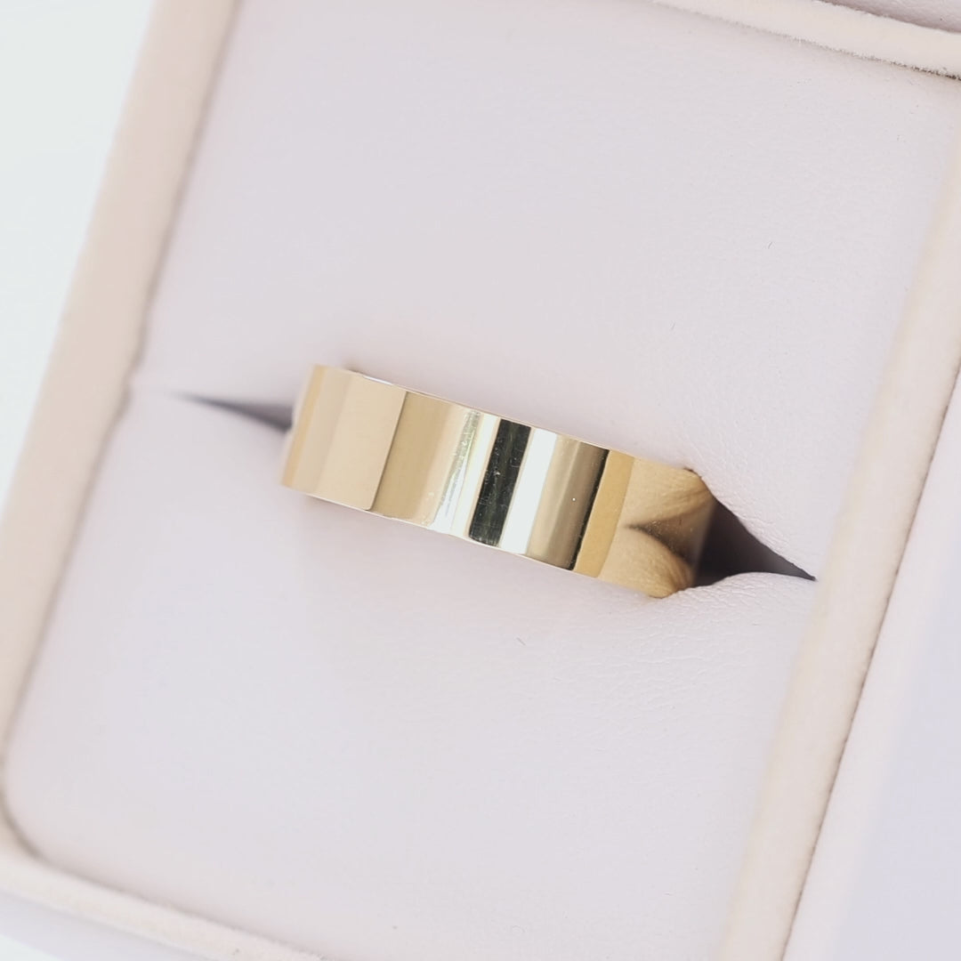 finnick flat wedding band in yellow gold