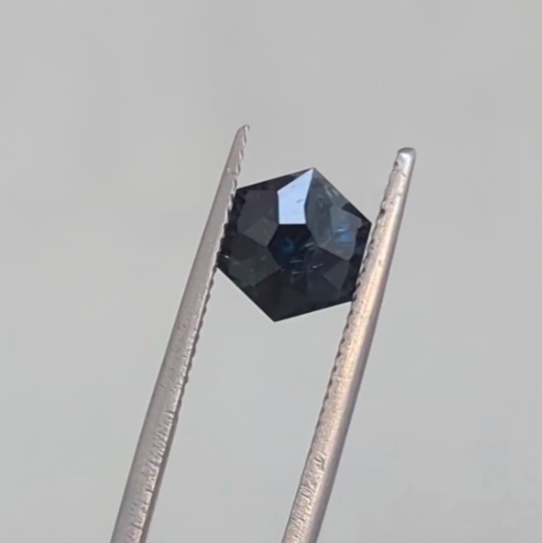 au0112 dark blue australian sapphire in a hex cut