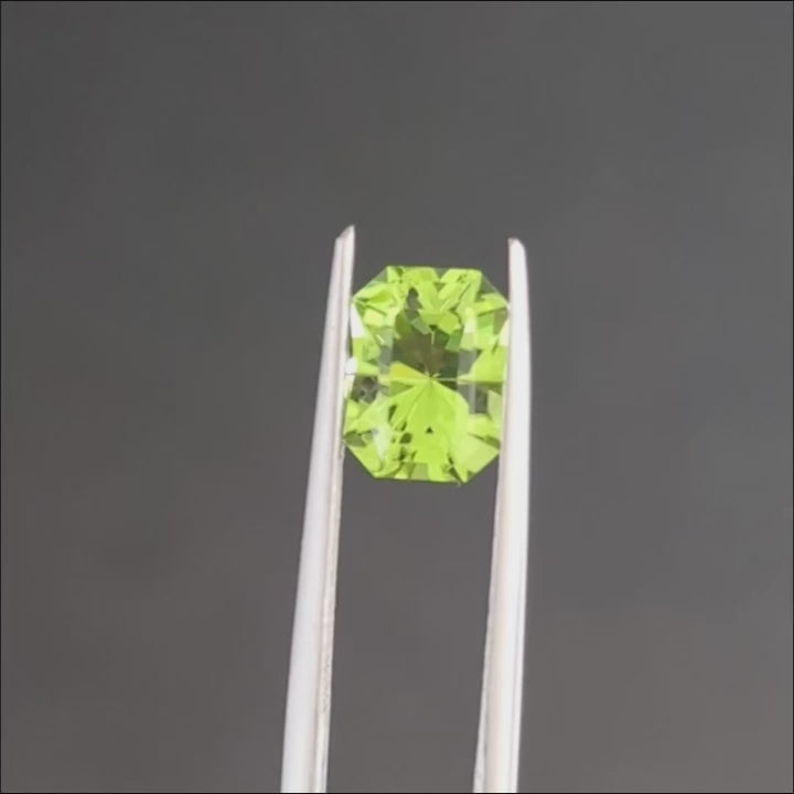 PD0100 green radiant cut peridot