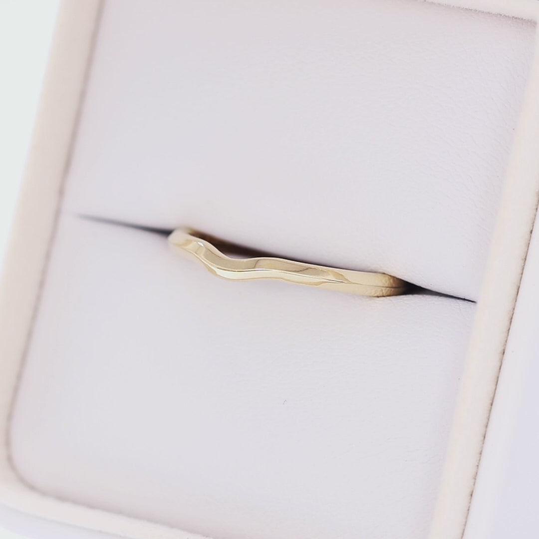 nanea knife-edge band in yellow gold
