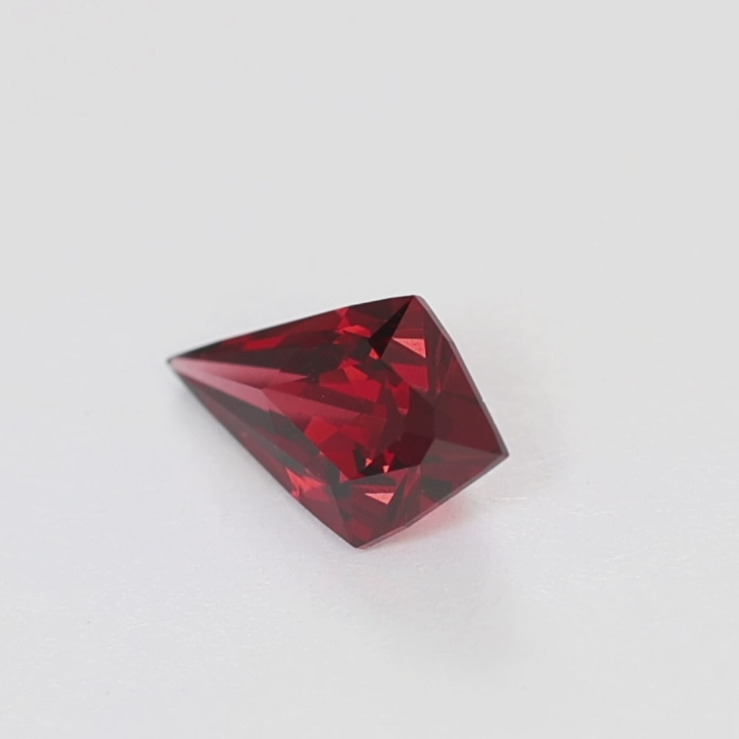 GR0132 1.93ct kite cut red malaya garnet
