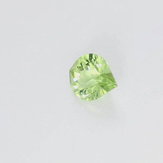 PD0101 0.94ct maya drop pear peridot