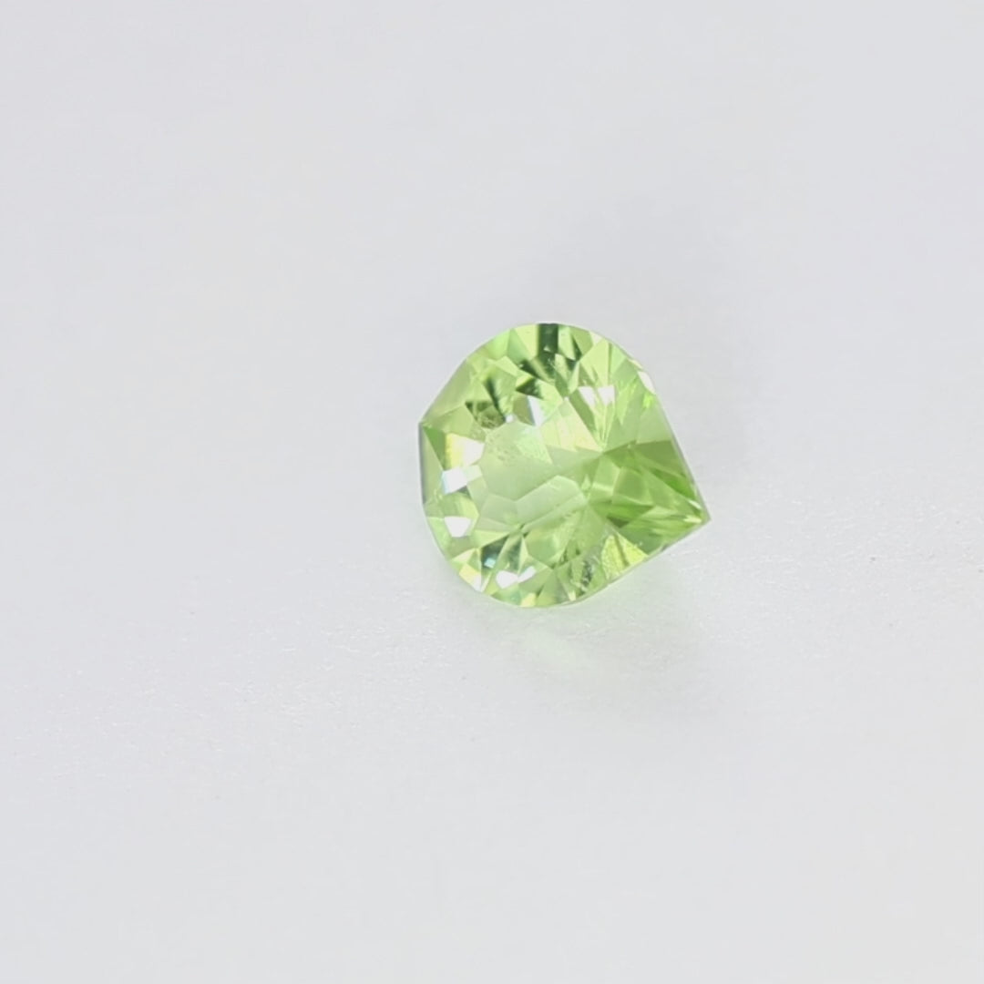 PD0101 0.94ct maya drop pear peridot