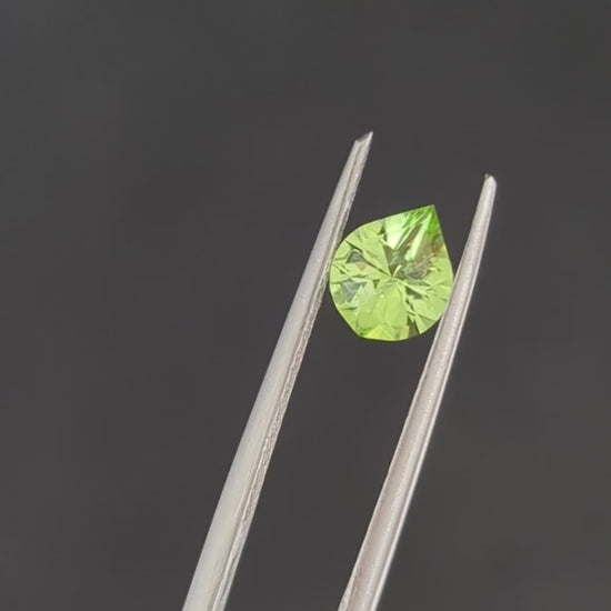 PD0101 0.94ct pear cut peridot