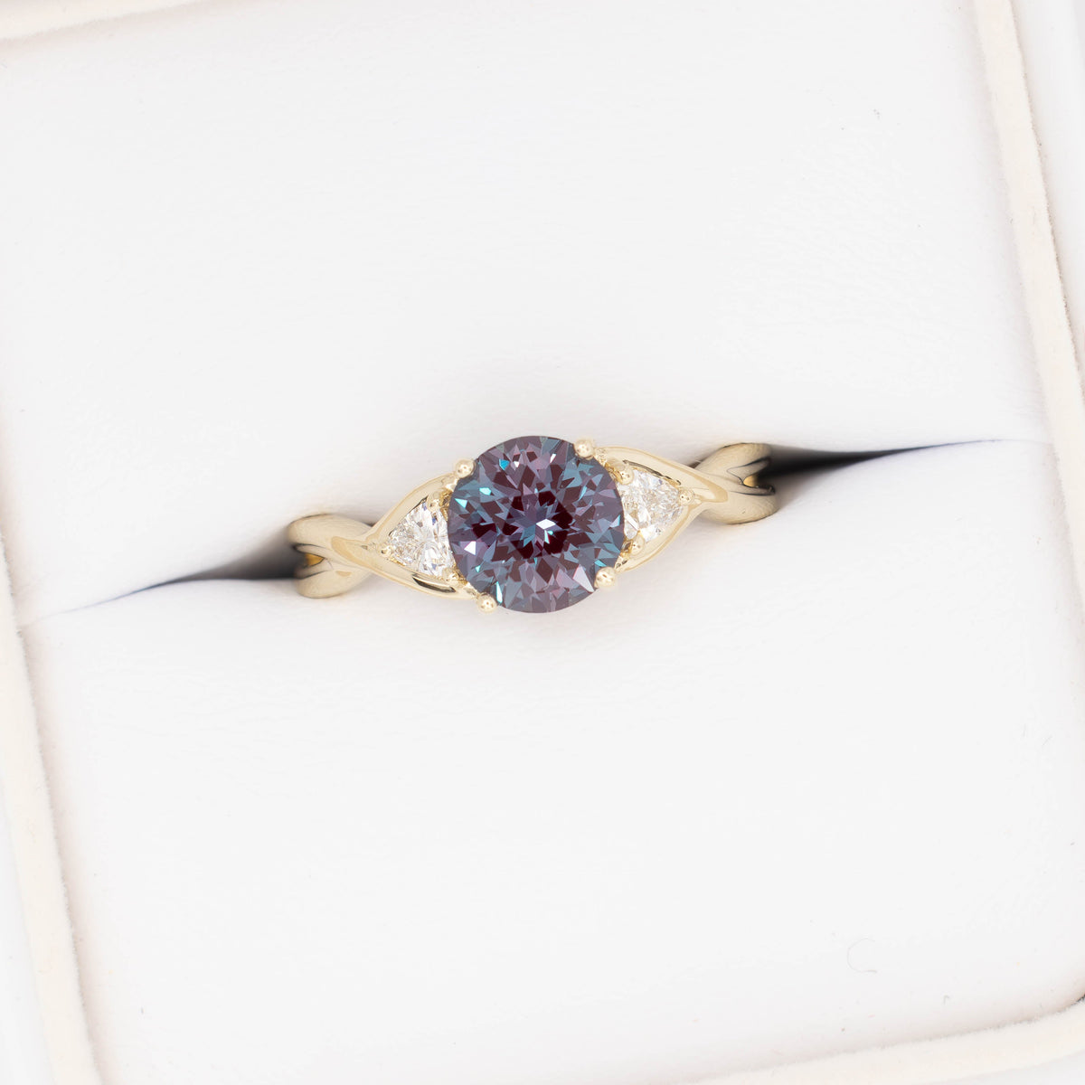 rosa three stone ring in yellow gold with round lab alexandrite