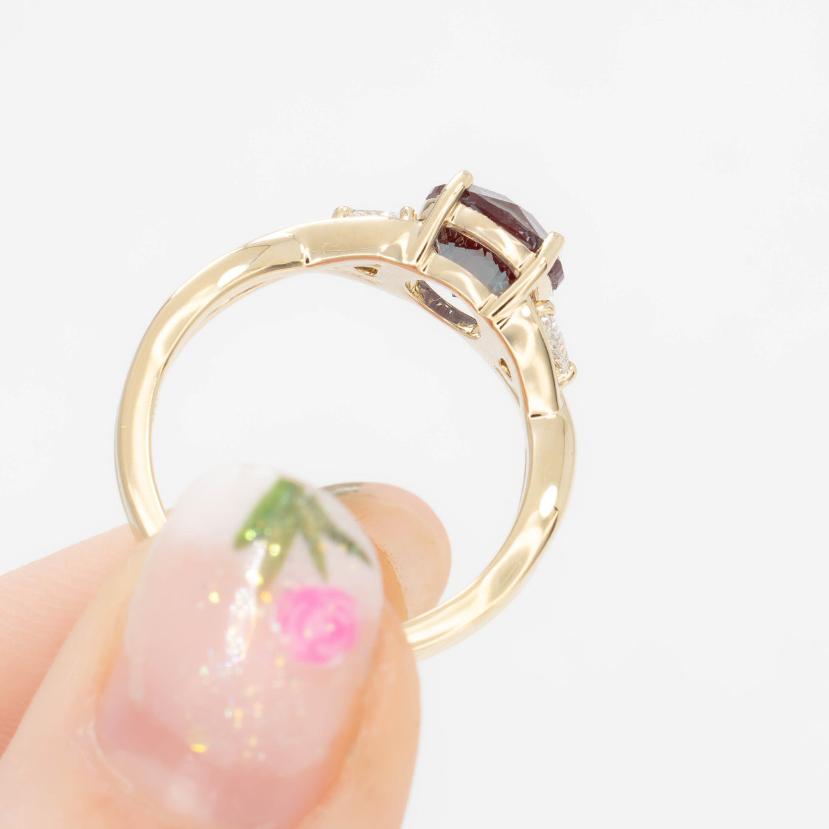 rosa three stone ring in yellow gold with round lab alexandrite