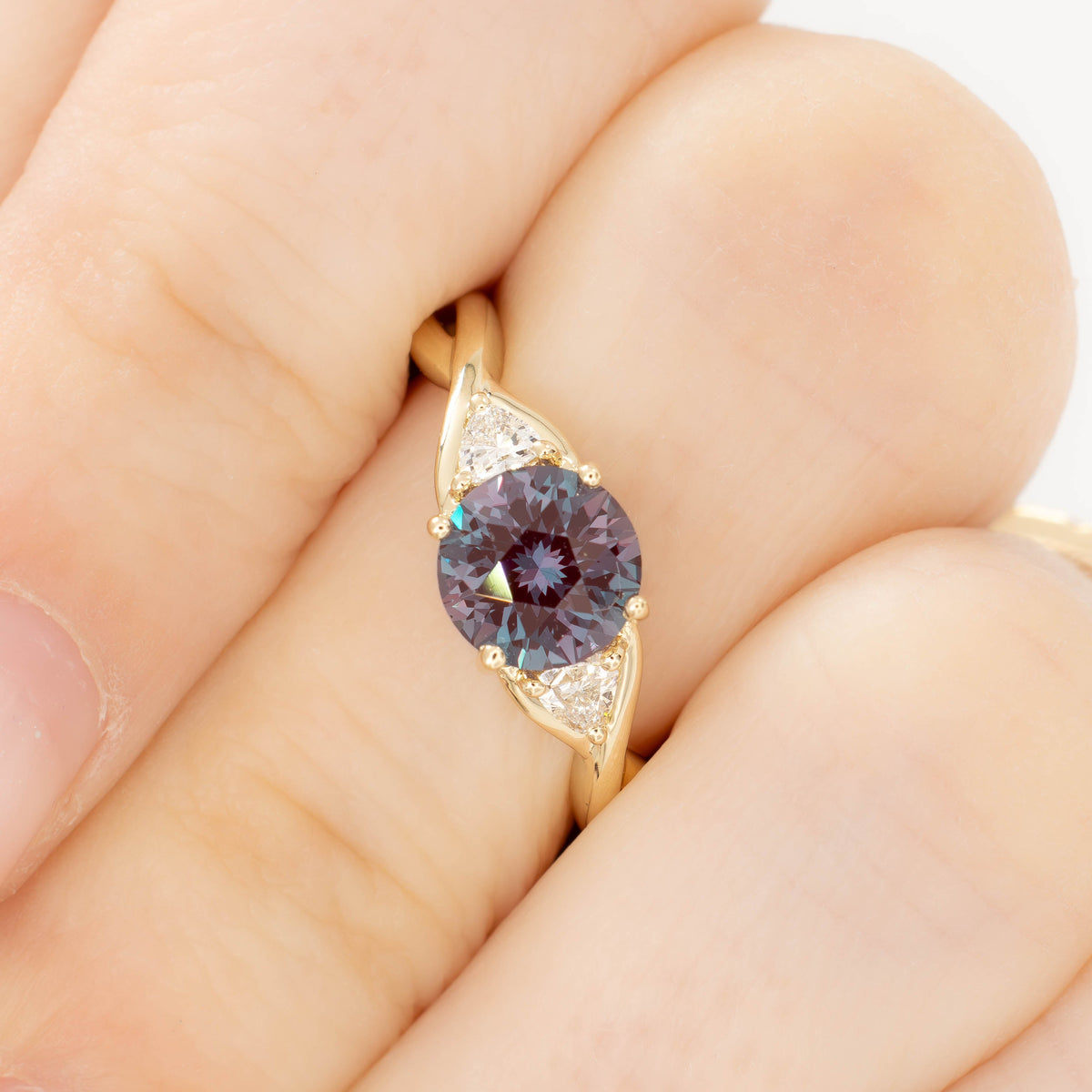 rosa three stone ring in yellow gold with round lab alexandrite