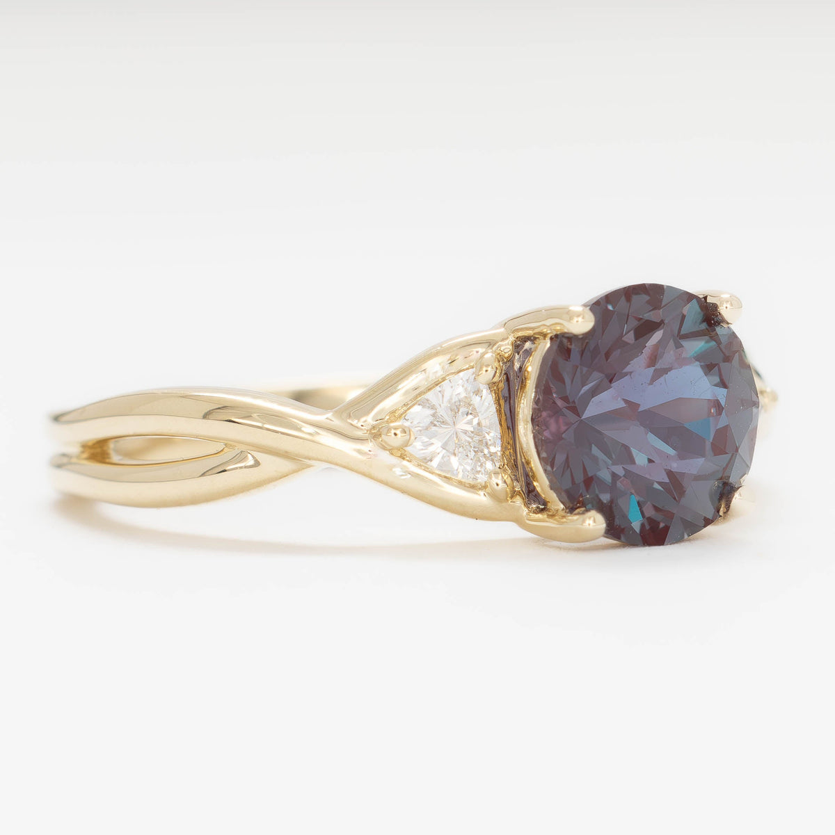 rosa three stone ring in yellow gold with round lab alexandrite